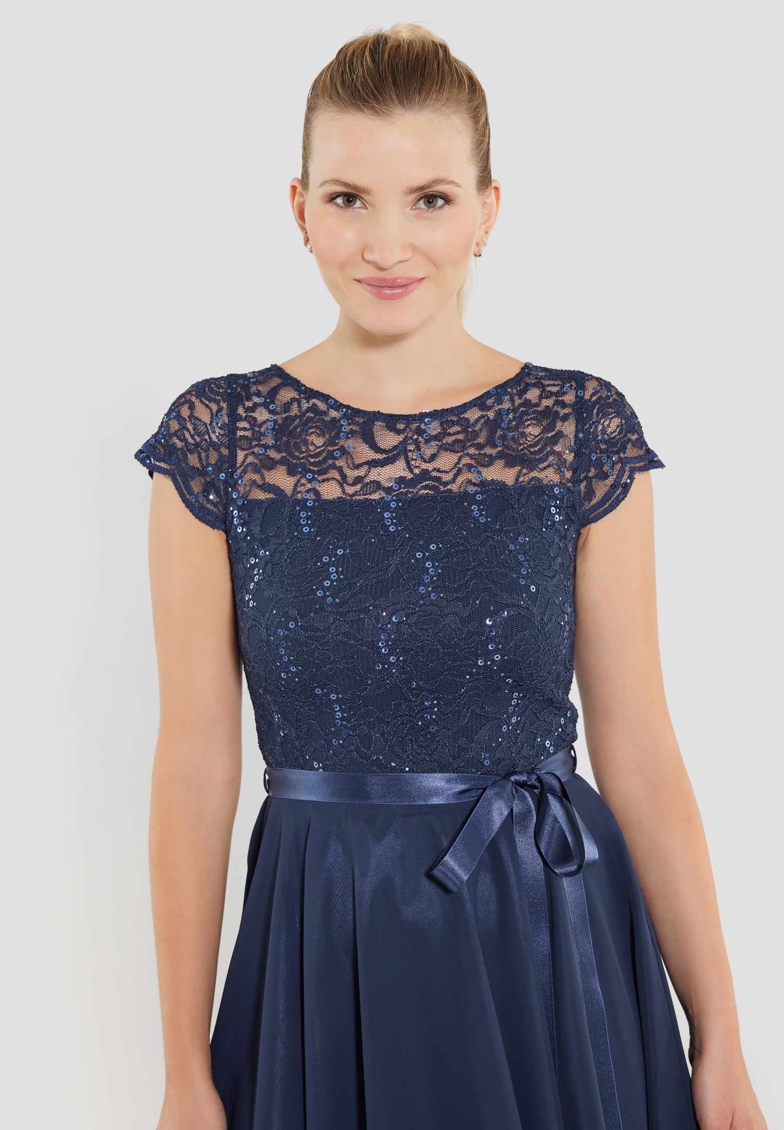 Cocktailkleid  -  Spitze und  Chiffon